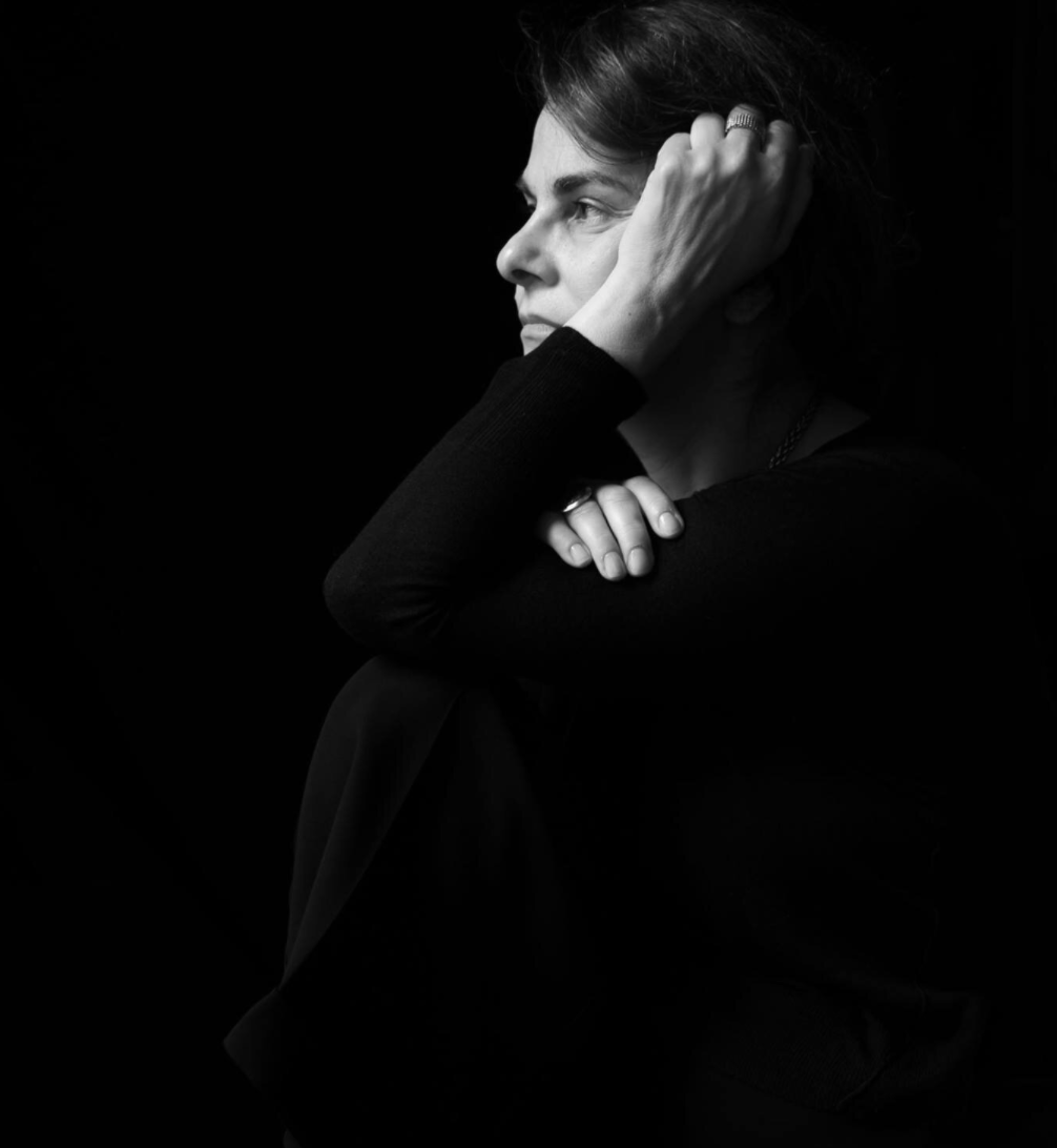 A black and white photo of artist Lesie Maruschak